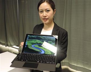 日本エイサーが５日から法人向けに発売する、ノートＰＣとタブレット両方で利用できる新製品＝２日、東京都港区（黄金崎元撮影）