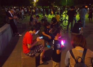 ポケモンＧＯを楽しむ人たちで深夜までにぎわう扇町公園＝２８日夜、大阪市北区（井上浩平撮影）