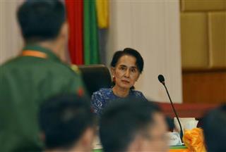 首都ネピドーで行われた停戦監視会議で、国軍幹部の発言を聞くアウン・サン・スー・チー国家顧問兼外相＝４月（ＡＰ）