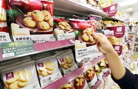 独自商品の低糖質のお菓子が並ぶローソンの店頭＝東京都品川区のローソンゲートシティ大崎店