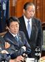 第１９１臨時国会の衆院本会議に臨む、安倍晋三首相（左）と自民党の二階俊博総務会長＝１日午後、国会（斎藤良雄撮影）