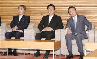 臨時閣議に臨む（左から）石原経済再生相、安倍首相、麻生財務相＝２日午後、首相官邸