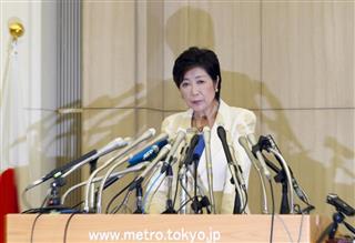 東京都庁へ初登庁し、就任記者会見に臨む小池百合子都知事=2日午後、都庁(春名中撮影) 東京都庁へ初登庁し、就任記者会見に臨む小池百合子都知事=2日午後、都庁(春名中撮影)