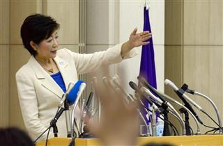 記者会見する小池百合子都知事＝２日午後、東京都新宿区（山崎冬紘撮影）