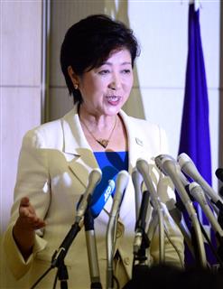 記者の質問に答える小池百合子都知事＝２日午後、東京都新宿区（山崎冬紘撮影）
