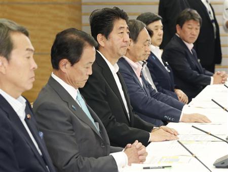 政府与党政策懇談会に臨む安倍首相（左から３人目）＝２日午前、首相官邸
