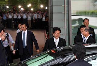 皇居での認証式に向かう安倍晋三首相＝３日午後、首相官邸（山崎冬紘撮影）