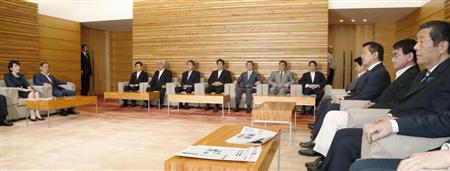 臨時閣議に臨む閣僚＝２日午後、首相官邸