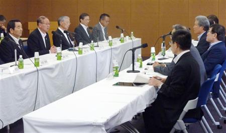 懇談会で意見交換する経団連（右側）とＪＡグループの首脳＝２日、東京都千代田区