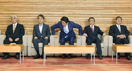 辞表取りまとめの臨時閣議に臨む安倍首相(中央)ら。左から中谷防衛相、石原経済再生相、首相、麻生財務相、石破地方創生相=3日午後、首相官邸