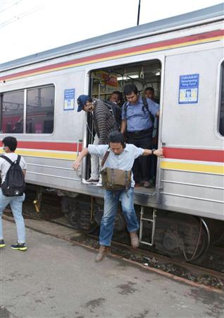 インドネシアの首都ジャカルタのマンガライ駅で、電車から降りる乗客。首都圏を走る鉄道の９８％が日本製の中古車両だ＝６月（共同）
