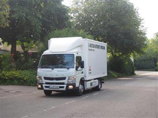 ダイムラーのブリュール工場内を走るＥＶトラック「キャンターＥ－ＣＥＬＬ」＝７月２８日、独シュツットガルト市