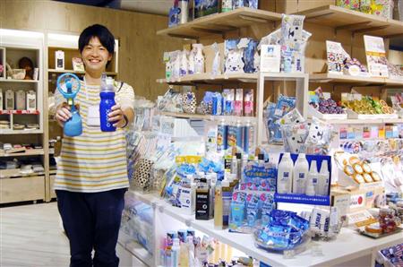 渋谷ロフトの暑さ対策の商品売り場で注目商品を薦める店員＝東京・渋谷