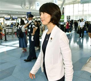 リオデジャネイロ五輪開会式に向け出発する丸川五輪相＝４日午前、羽田空港