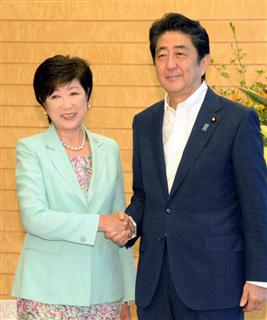 握手する安倍首相（右）と小池知事＝４日午前、首相官邸（斎藤良雄撮影）