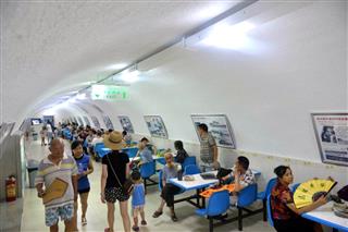 四川省成都市の人民公園にある「一号防空壕」では７月下旬、高温が続くなか市民らが涼しさを求めて集まっていた。この防空壕は１９７０年代に整備され、毎年この時期に無料開放されている（中国新聞社）