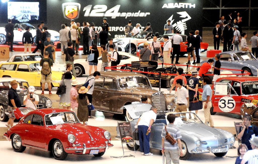 開幕した「オートモビルカウンシル２０１６」の会場＝千葉市美浜区の幕張メッセ（伴龍二撮影）