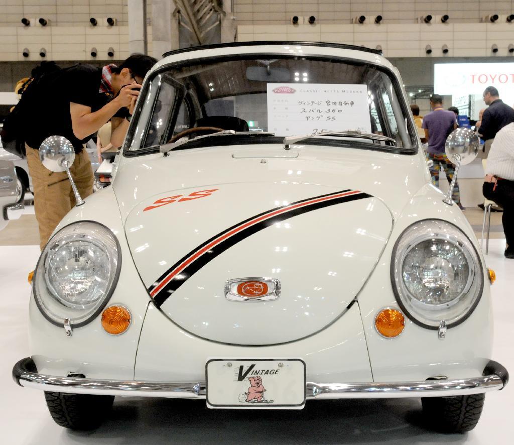 日本初開催！「オートモビルカウンシル２０１６」が開幕した。スバル３６０が販売されていた＝千葉市美浜区の幕張メッセ（伴龍二撮影）