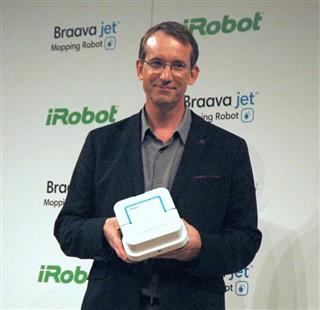 床拭きロボット掃除機「ブラーバジェット240」を披露する米アイロボットのコリン・アングルCEO=4日、東京都渋谷区 床拭きロボット掃除機「ブラーバジェット240」を披露する米アイロボットのコリン・アングルCEO=4日、東京都渋谷区