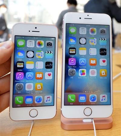 発売された米アップルの新型スマートフォン「ｉＰｈｏｎｅＳＥ」。右は現行の「６ｓ」＝３１日午前、東京都渋谷区