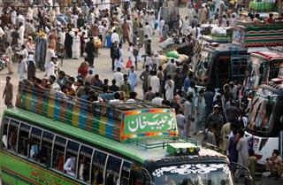 人でにぎわう北東部の都市ラホール。パキスタンは、ＨＩＶ感染やエイズの話題がタブー視されているという（ＡＰ）