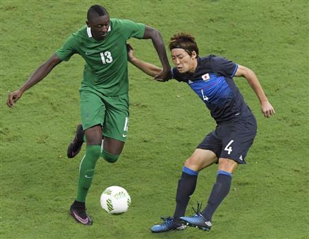 日本－ナイジェリア前半、ナイジェリア選手と競り合う藤春（４）＝マナウス（共同）