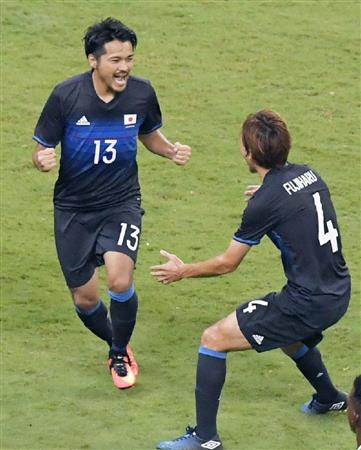 日本－ナイジェリア前半、ＰＫを決め藤春（４）と喜ぶ興梠＝マナウス（共同）