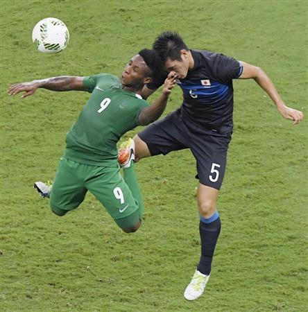 日本－ナイジェリア前半、ヘディングで競り合う植田（右）＝マナウス（共同）
