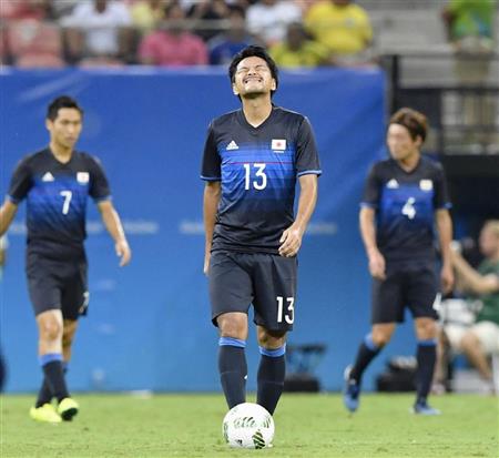 日本－ナイジェリア前半、２点目を奪われ悔しがる興梠＝マナウス（共同）