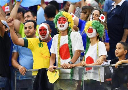 ナイジェリア戦を前に、日本イレブンに声援を送るサポーター＝マナウス（共同）