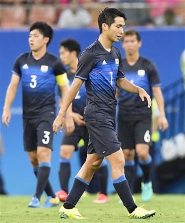 日本－ナイジェリア後半、４点目を奪われ肩を落とす原川（手前）ら日本イレブン＝マナウス（共同）