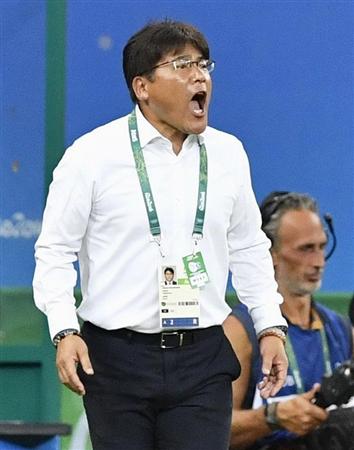 日本－ナイジェリア後半、指示を出す手倉森監督＝マナウス（共同）