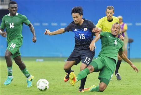 日本－ナイジェリア後半、競り合う興梠（１３）＝マナウス（共同）