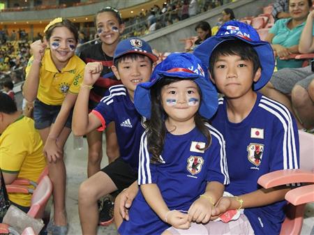 ナイジェリア戦を前に盛り上がる日本サポーターの子供たち＝マナウス（共同）