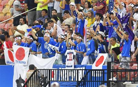 ナイジェリア戦を前にスタンドで盛り上がる日本サポーター＝マナウス（共同）