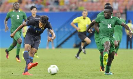 日本－ナイジェリア後半、シュートを放つ鈴木（左）＝マナウス（共同）