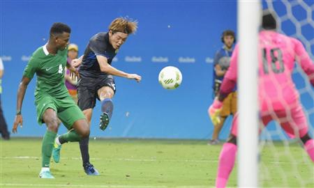 日本－ナイジェリア後半、シュートを放つ藤春＝マナウス（共同）