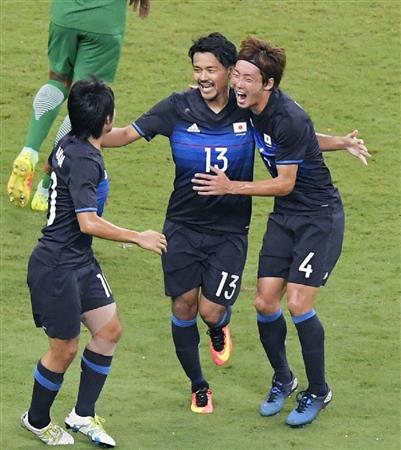 日本－ナイジェリア前半、ＰＫを決め喜ぶ興梠（中央）。右は藤春＝マナウス（共同）