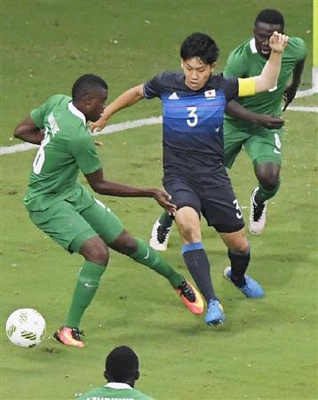 日本－ナイジェリア前半、競り合う遠藤（３）＝マナウス（共同）
