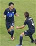 日本－ナイジェリア前半、ＰＫを決め藤春（４）と喜ぶ興梠＝マナウス（共同）