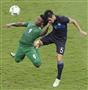 日本－ナイジェリア前半、ヘディングで競り合う植田（右）＝マナウス（共同）