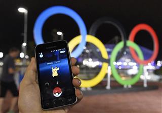 ブラジルで配信が始まった「ポケモンＧＯ」の画面。奥はリオデジャネイロ五輪公園＝３日（共同）