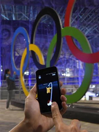 ブラジルで配信が始まった「ポケモンＧＯ」の画面。奥はリオデジャネイロ五輪公園＝３日（共同）