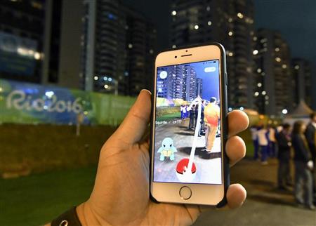 ブラジルで配信が始まった「ポケモンＧＯ」の画面。奥は選手村＝３日、リオデジャネイロ（共同）