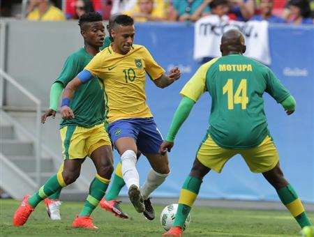 厳しいマークにあうネイマール（中央）＝ブラジリア（ＡＰ）