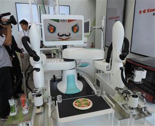 川崎重工業がお台場に開設したショールームに展示されている双腕ロボット「デュアロ」＝５日、東京都港区