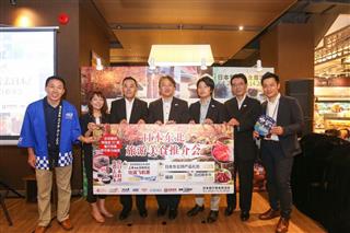 試食会でイベントをアピールする(左から)HIS上海総経理の車長勇氏、ぐるなび執行役員の杉山尚美氏、ANA上海・杭州支店長の遠藤克己氏、東北観光推進機構事業部長の毛利直俊氏、東北観光推進機構主任の鳥澤富之氏、JNTO上海所長の原口健司氏、ぐるなび上海総経理の趙剛氏=7月22日、上海梅龍鎮伊勢丹 試食会でイベントをアピールする(左から)HIS上海総経理の車長勇氏、ぐるなび執行役員の杉山尚美氏、ANA上海・杭州支店長の遠藤克己氏、東北観光推進機構事業部長の毛利直俊氏、東北観光推進機構主任の鳥澤富之氏、JNTO上海所長の原口健司氏、ぐるなび上海総経理の趙剛氏=7月22日、上海梅龍鎮伊勢丹