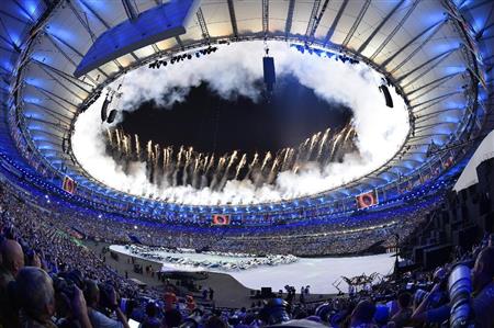 リオデジャネイロ五輪の開会式で打ち上がった花火＝５日（魚眼レンズ使用・共同）