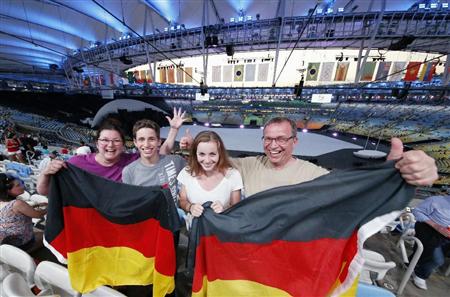 マラカナン競技場でリオデジャネイロ五輪の開会式を待つドイツ人家族＝５日（共同）