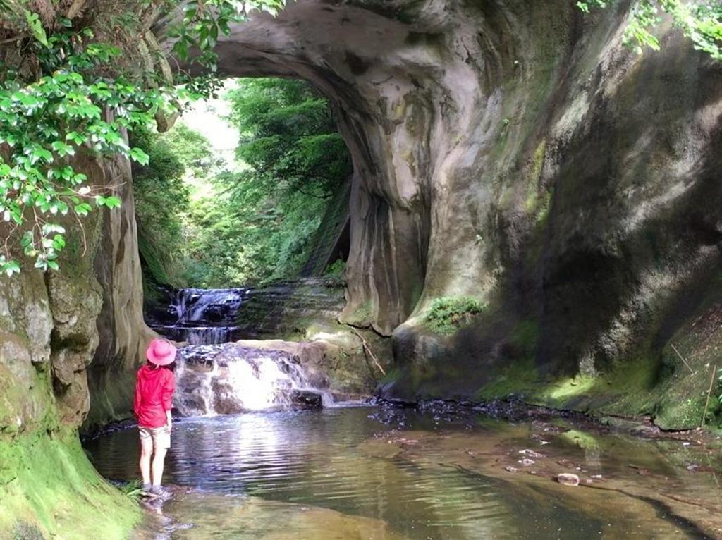洞窟の前に立つとタイムスリップしたような気分に